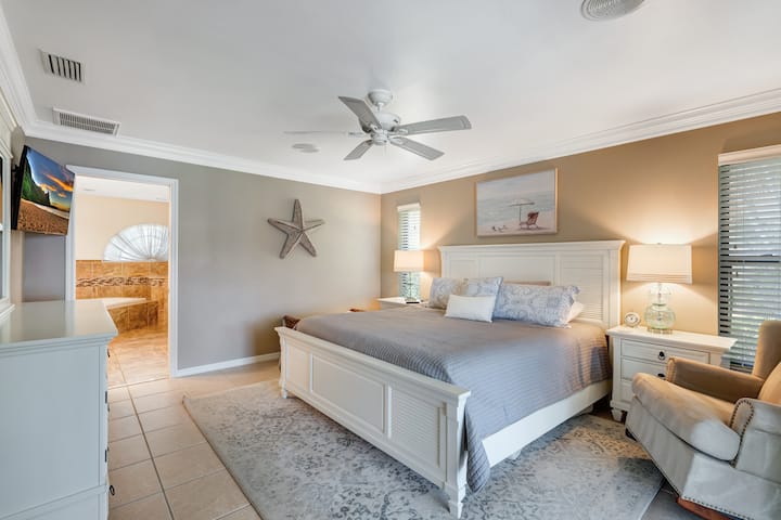 带加大双人床的主卧