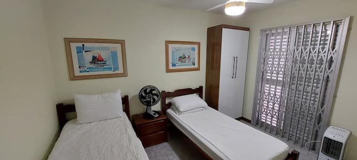 Dhomë gjumi për beqarë në katin e poshtëm