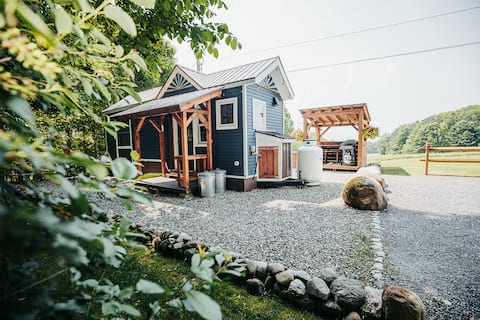 Sunrise/Sunset Tiny House w/ Mountain Views