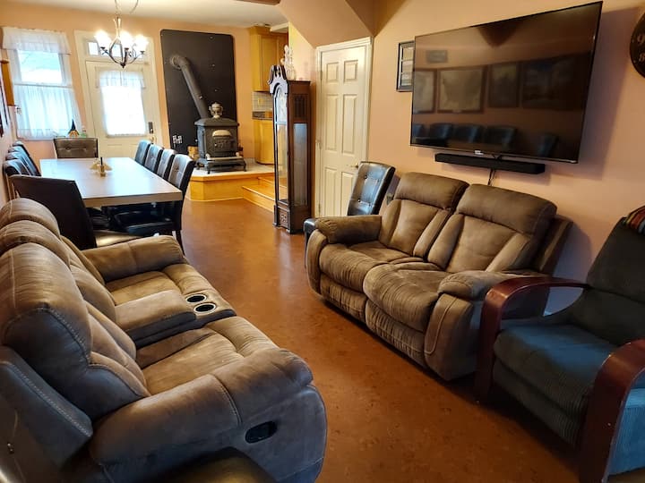 Great For Groups- 4 Bdrm- 4 Bath -Big Kitchen/yard - Northampton, MA