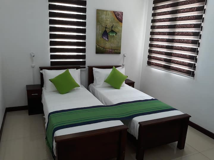 3 dormitorios 
Tamaño de la habitación - 10,5 pies x 10 pies
2 camas individuales: 30 pulgadas.
Colchón de espuma de 8 pulgadas 
Aire acondicionado instalado 