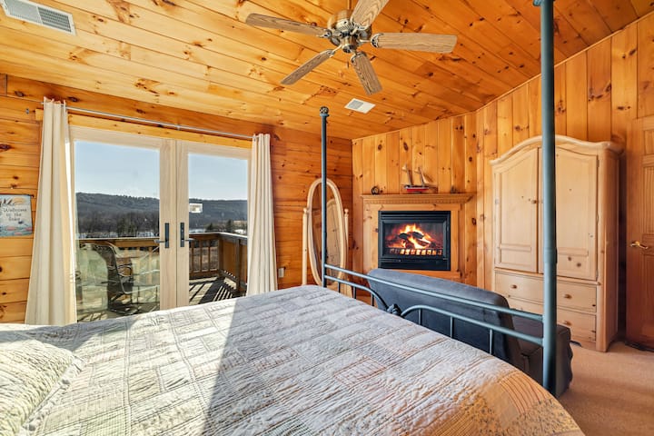 Тематичен спален апартамент №6  с двойно легло, пропан камина, вентилатор на тавана, смарт телевизор и единично разтегателно легло. 2 - ри етаж, с изглед към задния двор и езерото, балкон, достъп до терасата.