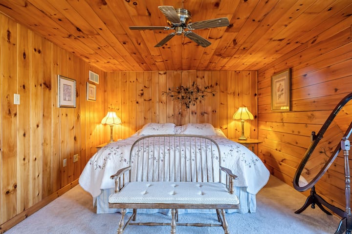 Селски тематичен спален апартамент №7  с двойно легло king size, вентилатор на тавана, смарт телевизор и единично разтегателно легло. 1 - ви етаж, с изглед към полето, достъп до предната веранда.