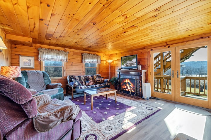 Фамилна стая/спалня №8, с разтегателен диван с двоен размер, изкуствена камина,  смарт телевизор, 2 мързеливи стола и единично разтегателно легло. 1 - ви етаж, с изглед към задния двор и езерото, достъп до терасата.