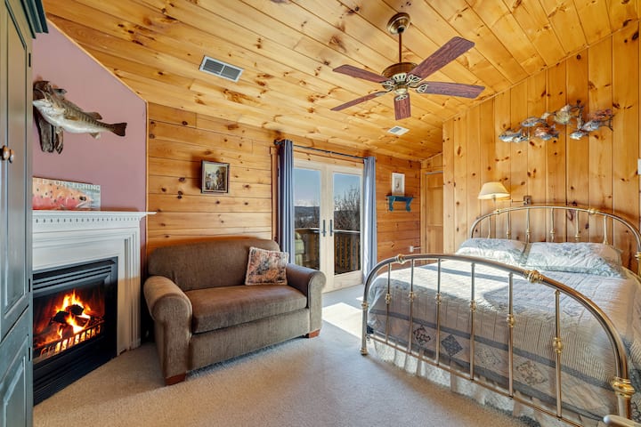 Риболовен тематичен спален апартамент №4  с двойно легло, пропан камина, вентилатор на тавана, смарт телевизор и двойно разтегателно легло. 2 - ри етаж, с изглед към задния двор и езерото, самостоятелен балкон.