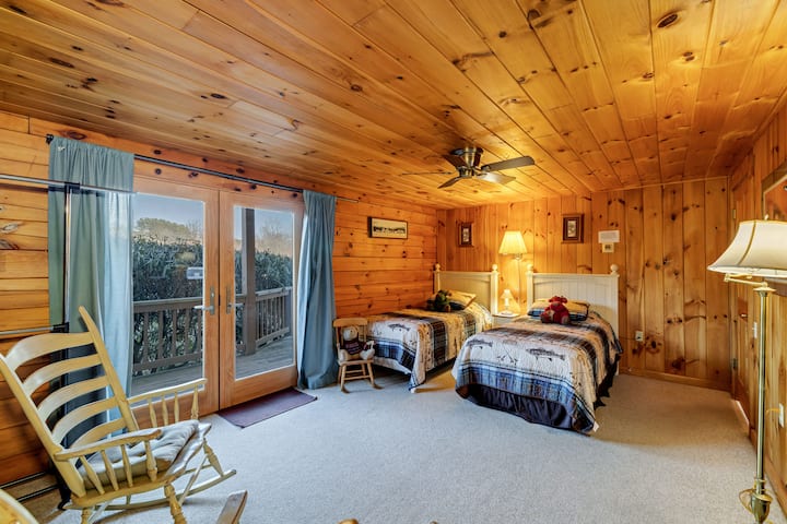 Спален апартамент №1 с 2 единични легла и сгъваема любяща седалка. 1 - ви етаж. Камина, тераса, баня и тоалетна, смарт телевизор, вентилатор, пералня/сушилня. Достъпно за инвалидни колички