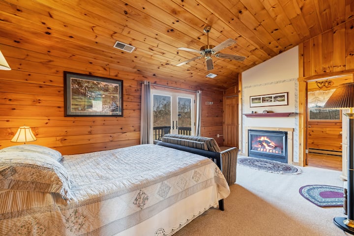 Тематичен апартамент за голф №5  с двойно легло, пропан камина, вентилатор на тавана, смарт телевизор и единично разтегателно легло. 2 - ри етаж, с изглед към полето, самостоятелен балкон.