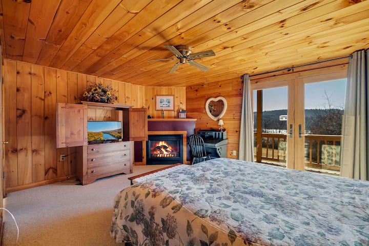 Тематичен спален апартамент №2 в Country Love с двойно легло, пропан камина, вентилатор, смарт телевизор, бюро и стол. 1 - ви етаж, с изглед към езерото с достъп до терасата. Достъпно за инвалидни колички.