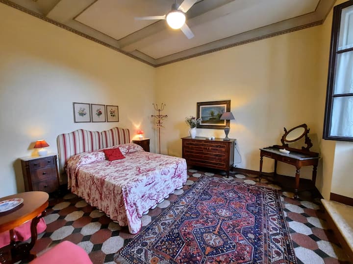 Room with 2 beds, which can be combined on request on the ground floor (set as a double). Bathroom en suite