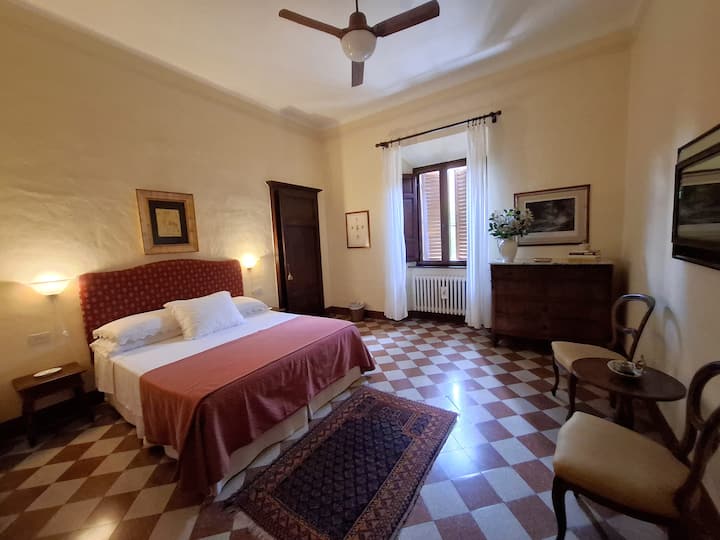 AC double bedroom on first floor ,view on the Castle