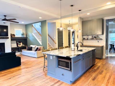 Spacious Home (sleeps 10-12+, 6 beds) + HOT TUB