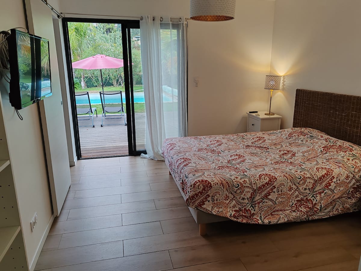 Chambre 1 avec accès terrasse
