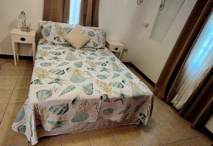 ห้องนอน 1: เตียงควีนไซส์ 1 หลังเครื่องปรับอากาศและพัดลมเพดานที่เก็บเสื้อผ้าผ้าปูที่นอนไม้แขวนเสื้อเตารีด/โต๊ะรีดผ้าม่านบังแสง Wi-Fi