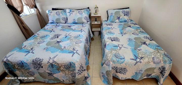 เตียงใหญ่ 1 เตียงเตียงเดี่ยว 1 เตียงเครื่องปรับอากาศและพัดลมเพดานผ้าปูที่นอนที่เก็บเสื้อผ้าไม้แขวนเสื้อม่านบังแสง WiFi