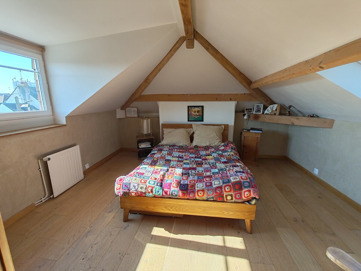 Уживајте во убава, удобна соба дизајнирана за спокојство. Нуди брачен кревет (широк 150-179 см) за оптимален одмор и великодушно складирање за сите ваши работи. Мирен простор за полнење на батериите по деновите.

