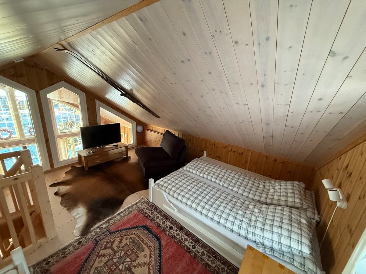 Jedna spavaća soba u dnevnom boravku u potkrovlju s dva bračna kreveta (širine 140 cm) 