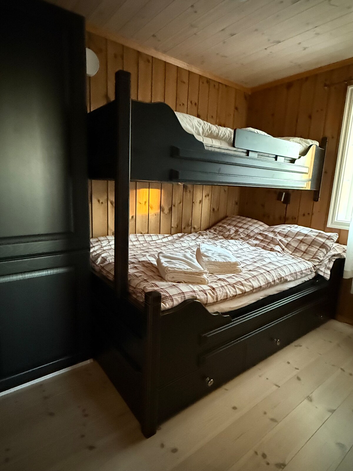 Spavaća soba 3
Obiteljski krevet s krevetom širine 120 cm + gornji krevet širine 90 cm. 
Ladice ispod kreveta + komoda 