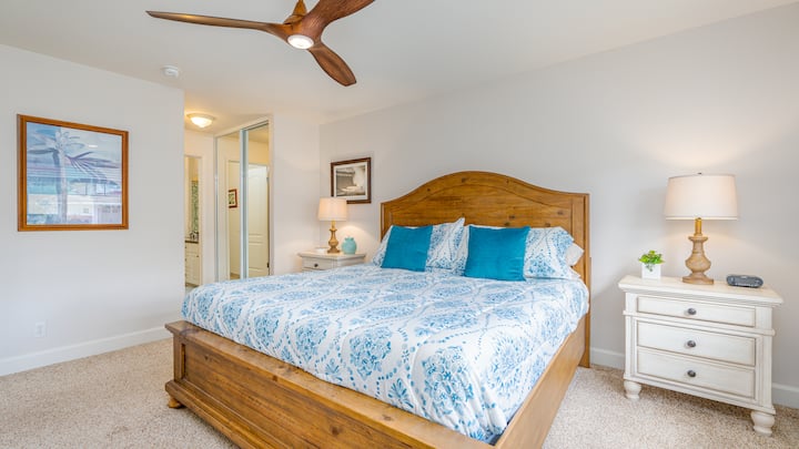 เตียงใหญ่พร้อมเตียงคิงไซส์ห้องน้ำส่วนตัวเต็มรูปแบบทีวีสมาร์ททีวีและตู้เสื้อผ้าแบบวอล์คอินขนาดใหญ่