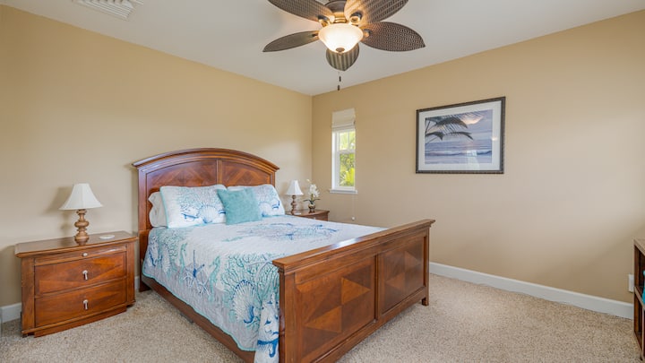 ห้องนอนที่ 2 มีทีวีจอสมาร์ทเตียงควีนไซส์พัดลมเพดานและตู้เสื้อผ้าขนาดใหญ่