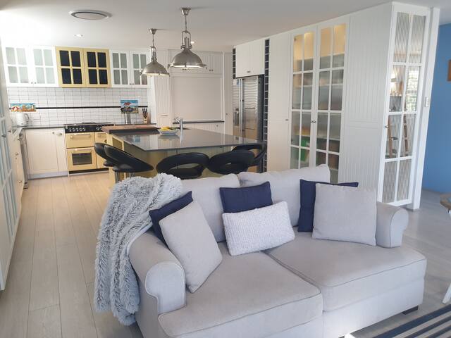 Absolute Beachfront – Luxury Home gallery image 5