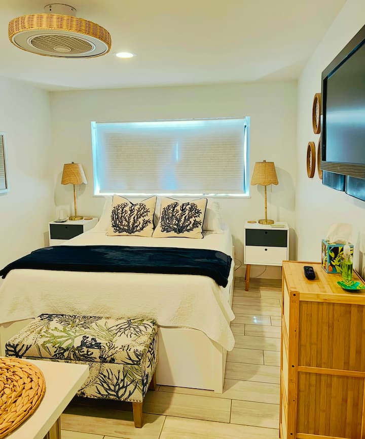 带记忆泡沫顶层的标准双人床、棉质床单和遮光窗帘，让您度过舒适、宁静的夜晚。 行李寄存服务、床底抽屉、长凳、橱柜和门钩提供充足的存储空间。 