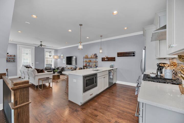 3Bed/3Bath mins from Downtown or 12 South! gallery image 3