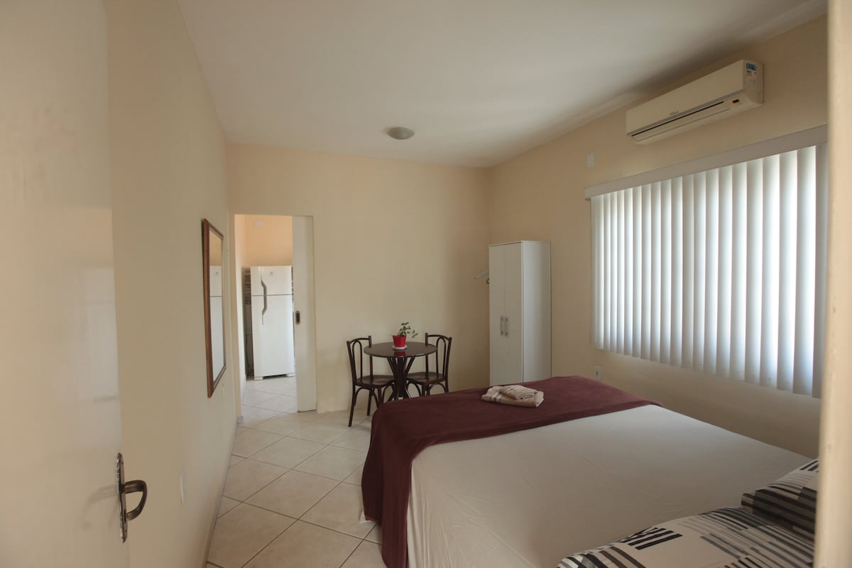 Veľká klimatizovaná izba s manželskou posteľou, stolom, Wi-Fi a skriňou. Dobre osvetlené, s priamym prístupom k vybavenej kuchyni a servisnej oblasti. Ideálne pre tých, ktorí hľadajú pohodlie, praktickosť a príjemné prostredie.