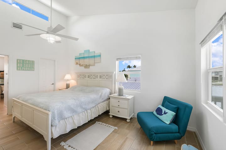 Cama principal arriba con TV.