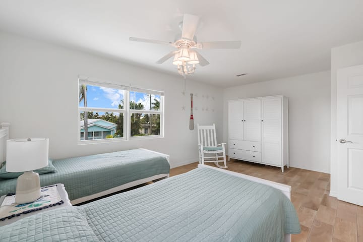 Dormitorio de invitados en la planta superior (camas individuales) con TV.