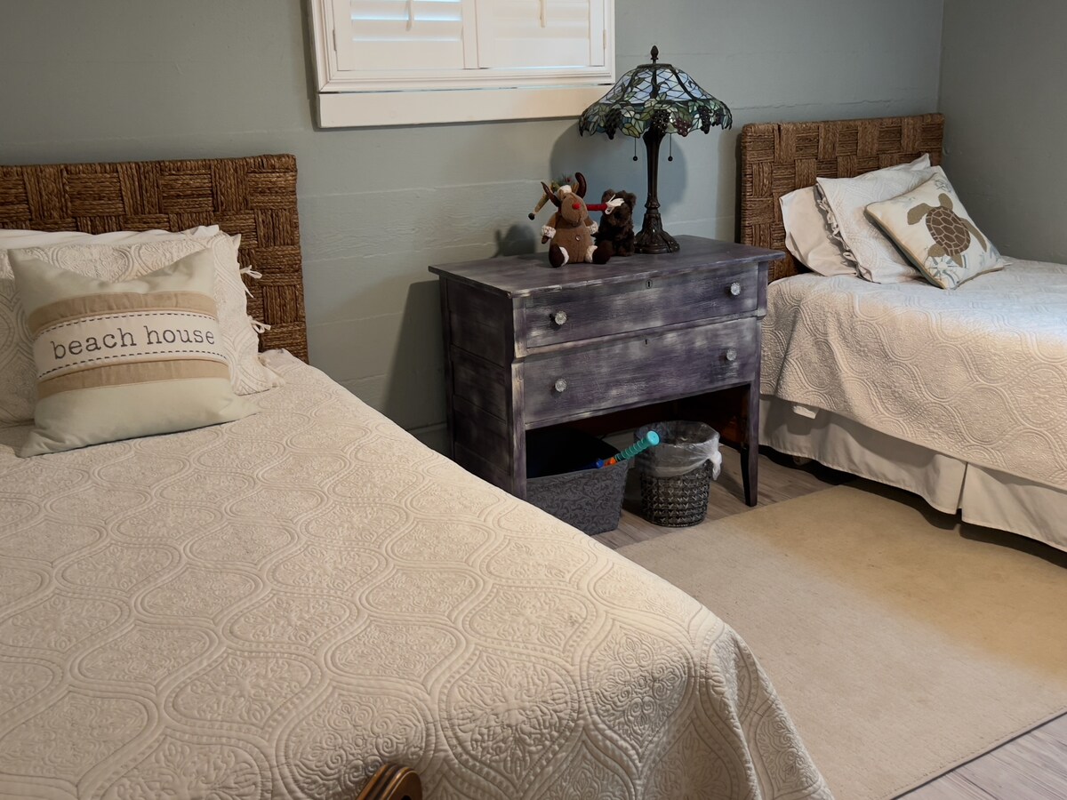 Las texturas tejidas y la iluminación de estilo vintage mantienen el ambiente relajado y divertido.