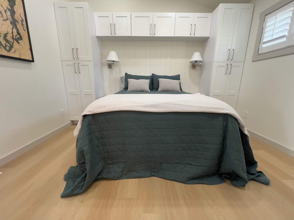 Fácil comodidad en esta cama tamaño queen con mucho espacio de almacenamiento. 