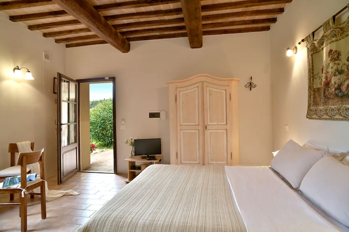 חדר בקומת הקרקע עם כניסה נפרדת, קורות עץ גדולות