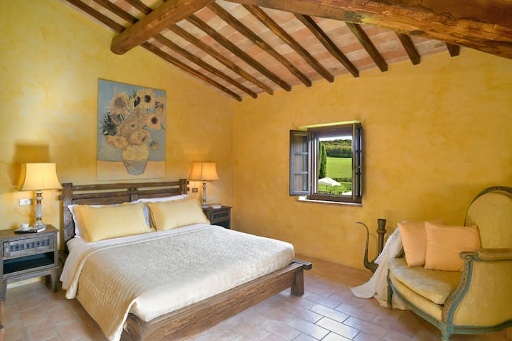 סוויטת חדר שינה גדולה עם 2 חלונות, אחד עם נוף לבריכה והשני עם נוף לגבעה