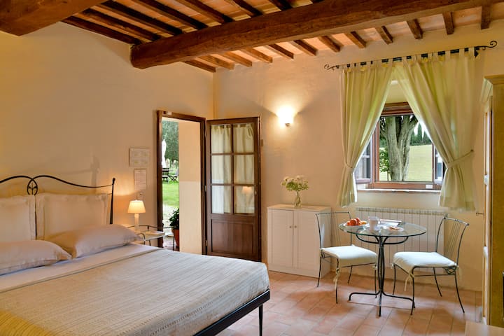 חדר בקומת הקרקע עם כניסה עצמאית מהמרפסת קורות עץ גדולות