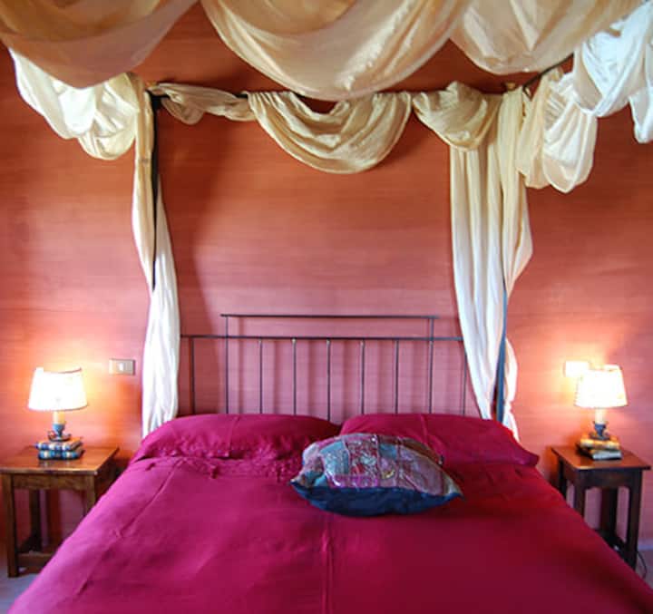 סוויטה בקומה הראשונה עם קורות עץ גדולות, מיטת כיפה ו-2 חלונות