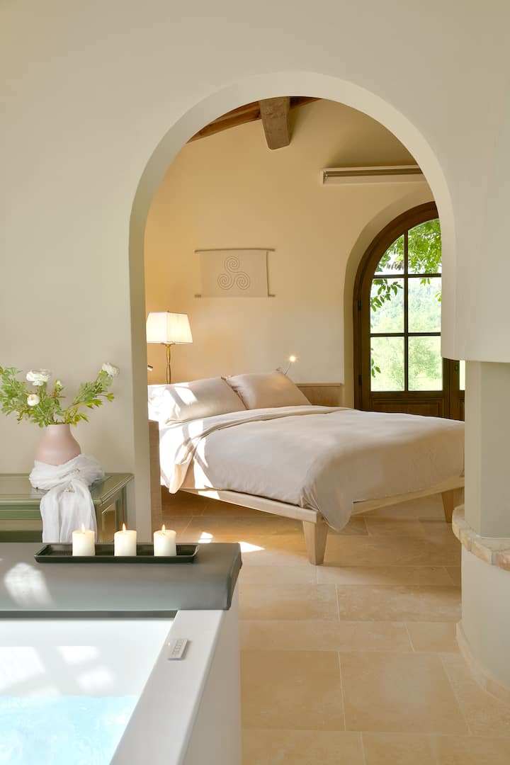 חדר שינה בגודל 50 מ"ר עם מיטות בגודל 170x200 ס"מ, מיזוג אוויר, ג'קוזי וחדר אמבטיה עם מקלחת רגשית וכרומותרפיה