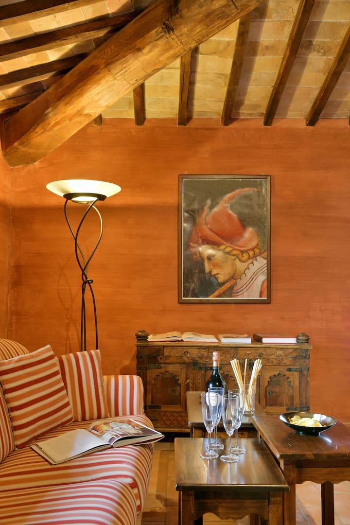 סלון הסוויטה הרומנטית עם חלונות, קורות עץ גדולות בצבע ערמון