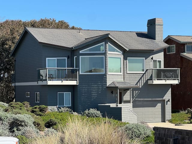 Sweeping Ocean Views, steps to sand – family fun