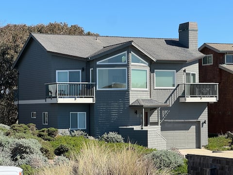 Sweeping Ocean Views, steps to sand – family fun