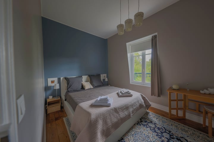 קומה 2. חלונות SE.
סוויטה צמודה. מיטת קווין