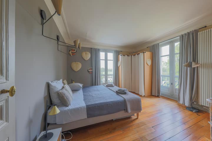 קומה 1, NE וחלונות  NW, הפונים לגינה ולבריכה.
מיטת קינג סייז. 