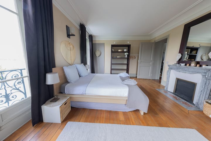 קומה 1, חלונות SW ו - NW, הפונים לסיין ופונים לגינה ולבריכת השחייה.
מיטת קווין סייז. 