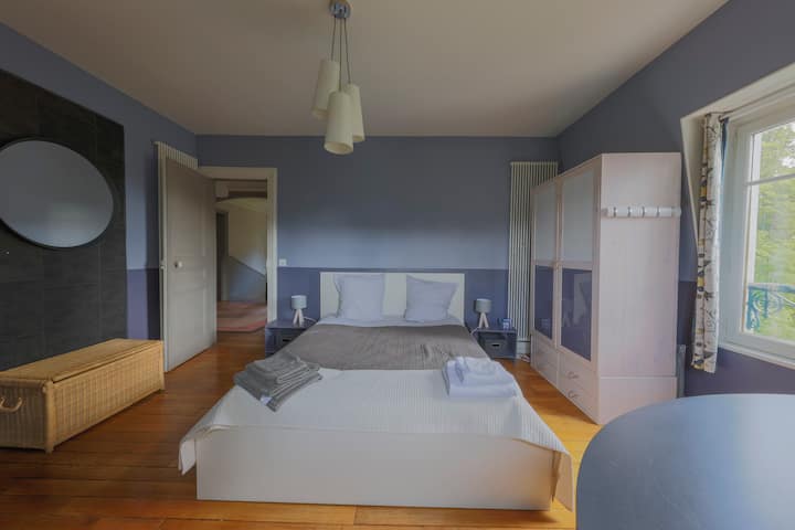 קומה 2, חלונות SE ו - SW, הפונים לסיין
ניתן להגדיר שתי מיטות יחיד או מיטת קינג סייז אחת. 