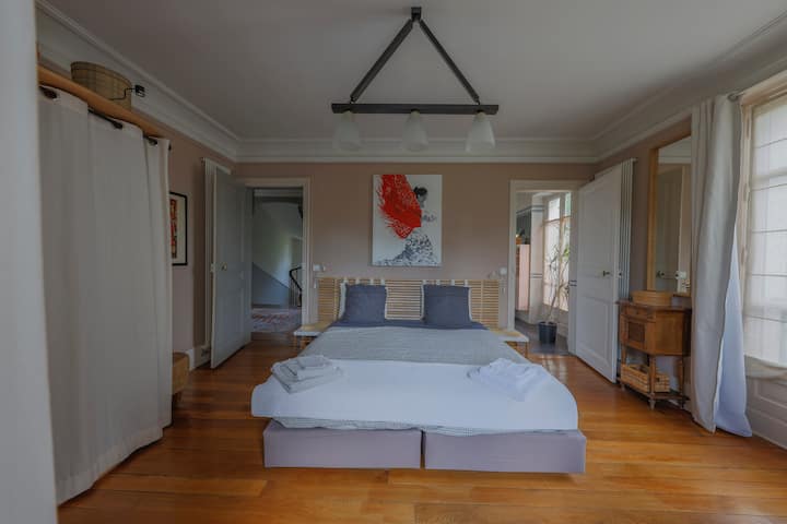 קומה 1, חלונות SE ו - SW, הפונים לנהר הסיין.
חדר רחצה צמוד
ניתן להגדיר כתאום או כמלך. 