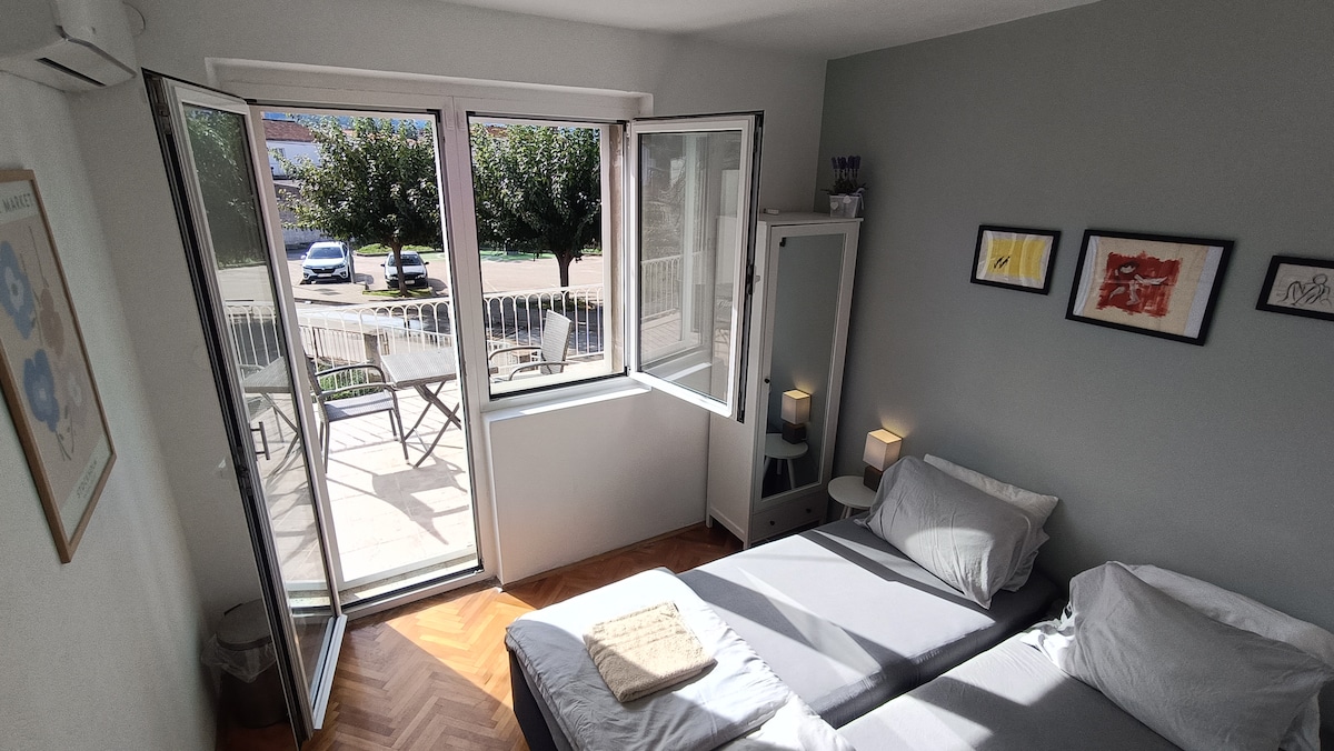 חדר 1 עם גישה למרפסת משותפת עם חדר 2. קומה ראשונה.