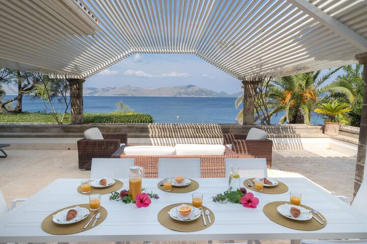 Exclusive seafront villa well located at Mal Pas