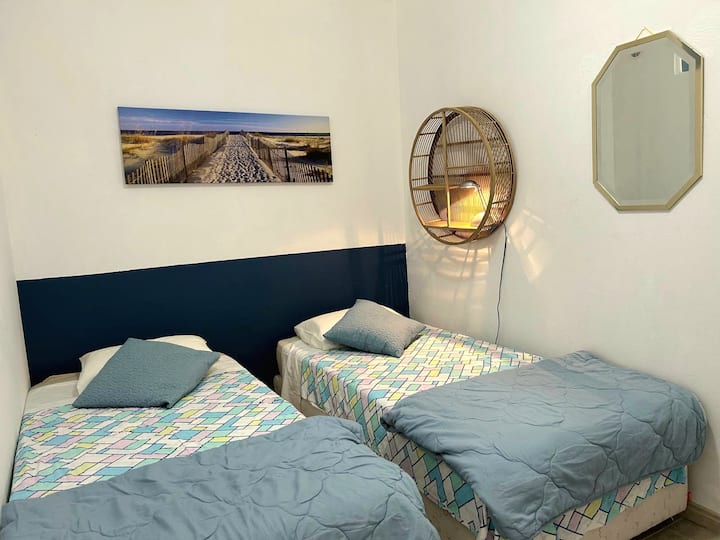 Bedroom 2: two single beds