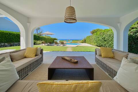 Villa with sea view, private pool & beach close by