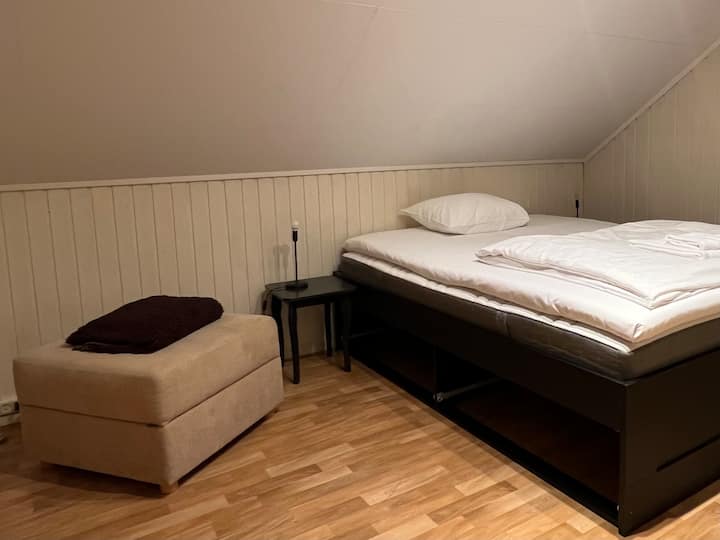 Chumba cha kulala bila dirisha. Ina mlango wa roshani ulio wazi kwenye chumba cha kuhifadhi ambapo kuna dirisha.