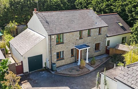 Luxury family home with hot tub, sauna and more!